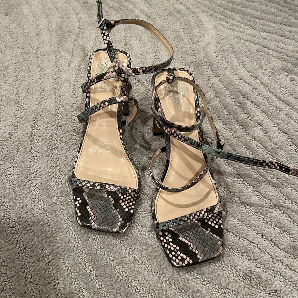 Vince Camuto Size 7.5 colorful snakeskin heel